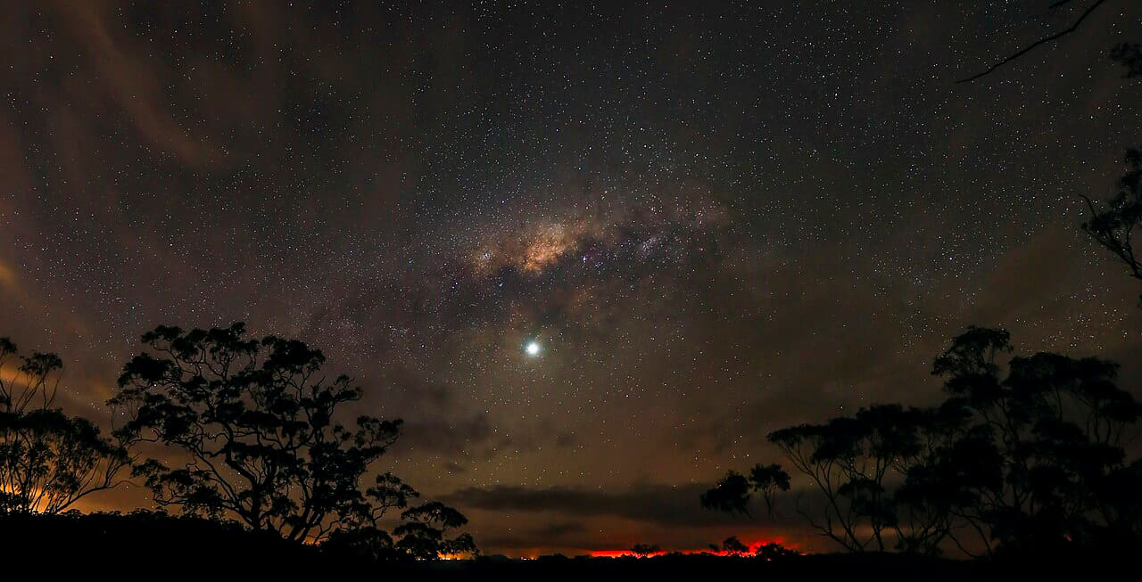 Fondo de pantalla Milky Way panorama and Venus - New South Wales 2013 en tonos near-black y charcoal, Full HD, formato 16:9 para móvil