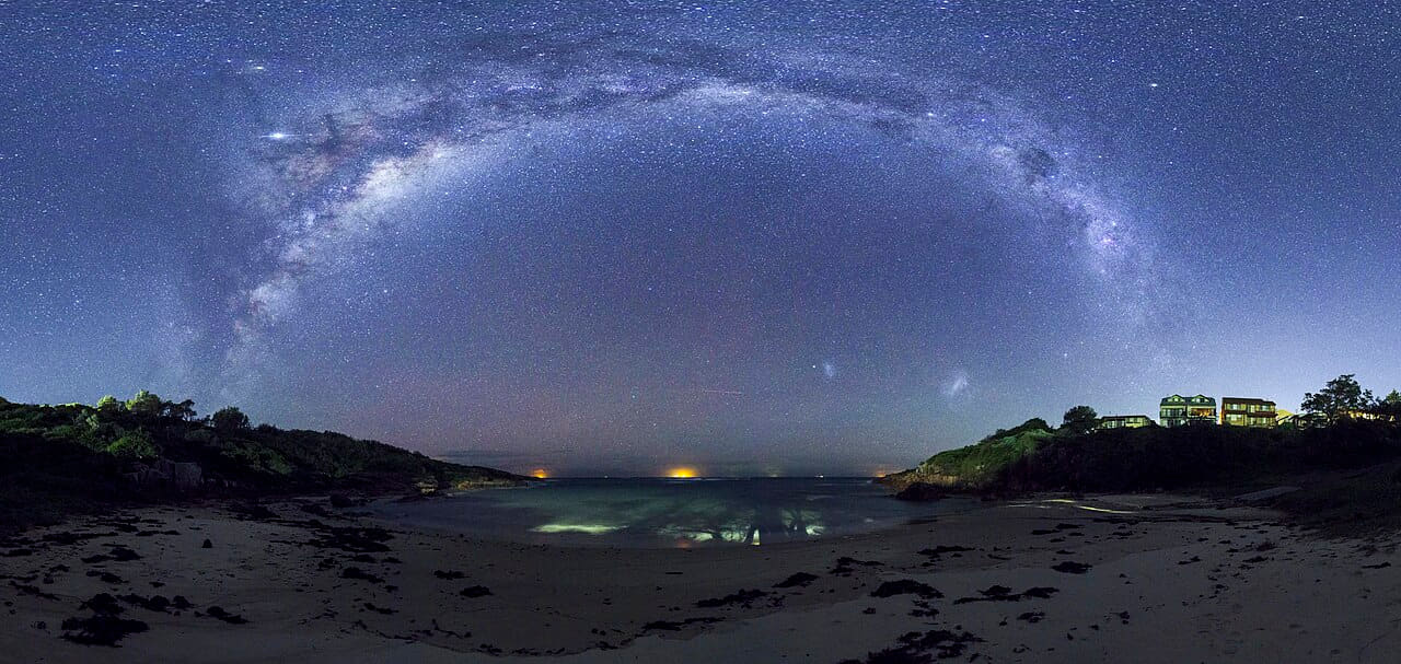 Fondo de pantalla Milky way panorama at fishermans bay en tonos steel blue y near-black, Full HD, formato 21:9 para móvil