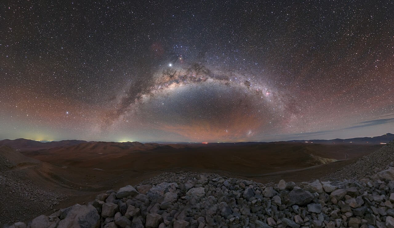 Fondo de pantalla Milky Way viewed from Cerro Armazones, Chile en tonos charcoal y charcoal, Full HD, formato 16:9 para móvil