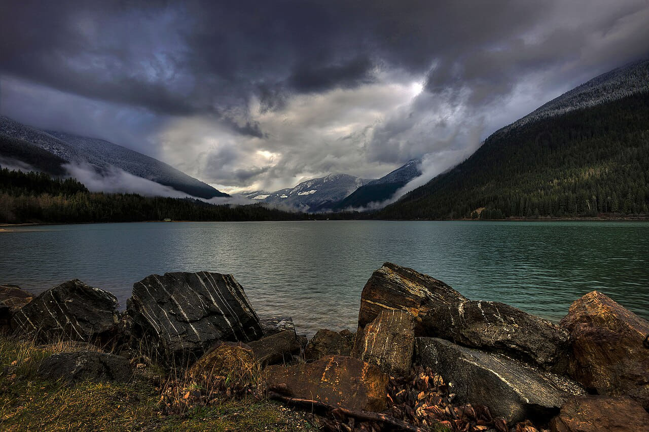 Fondo de pantalla Mistic Lake - Tree Valley Gap, BC en tonos near-black y charcoal, Full HD, formato 4:3 para móvil