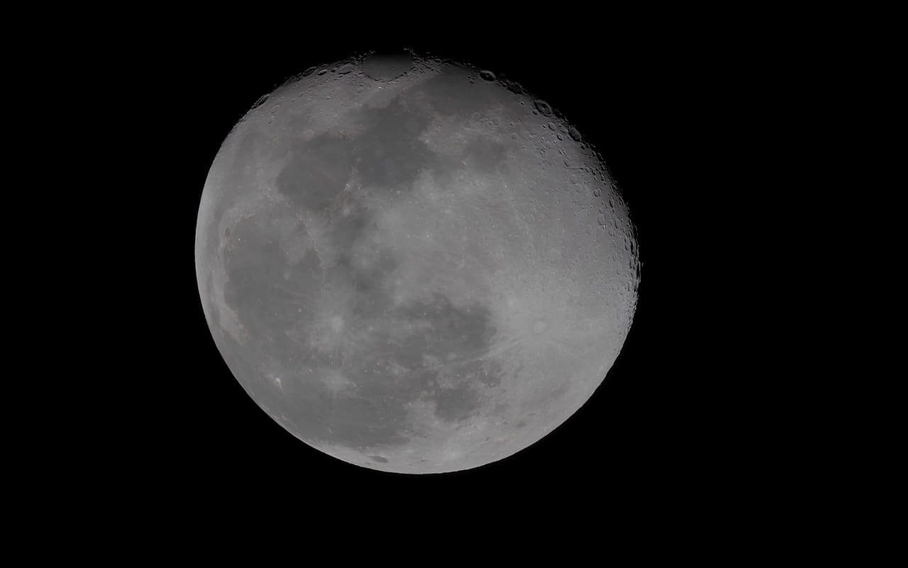 Fondo de pantalla Moon surface details en tonos casi negro y pizarra, Full HD, formato 16:9 para móvil