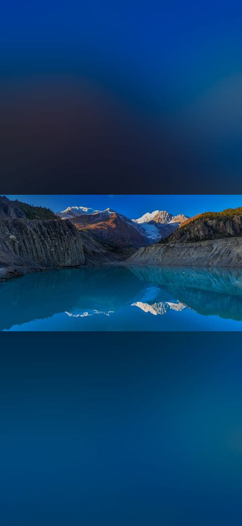 Fondo de pantalla Morning Reflection at Gangapurna Lake en tonos verde oscuro y carbón, Full HD, formato 16:9 para PC