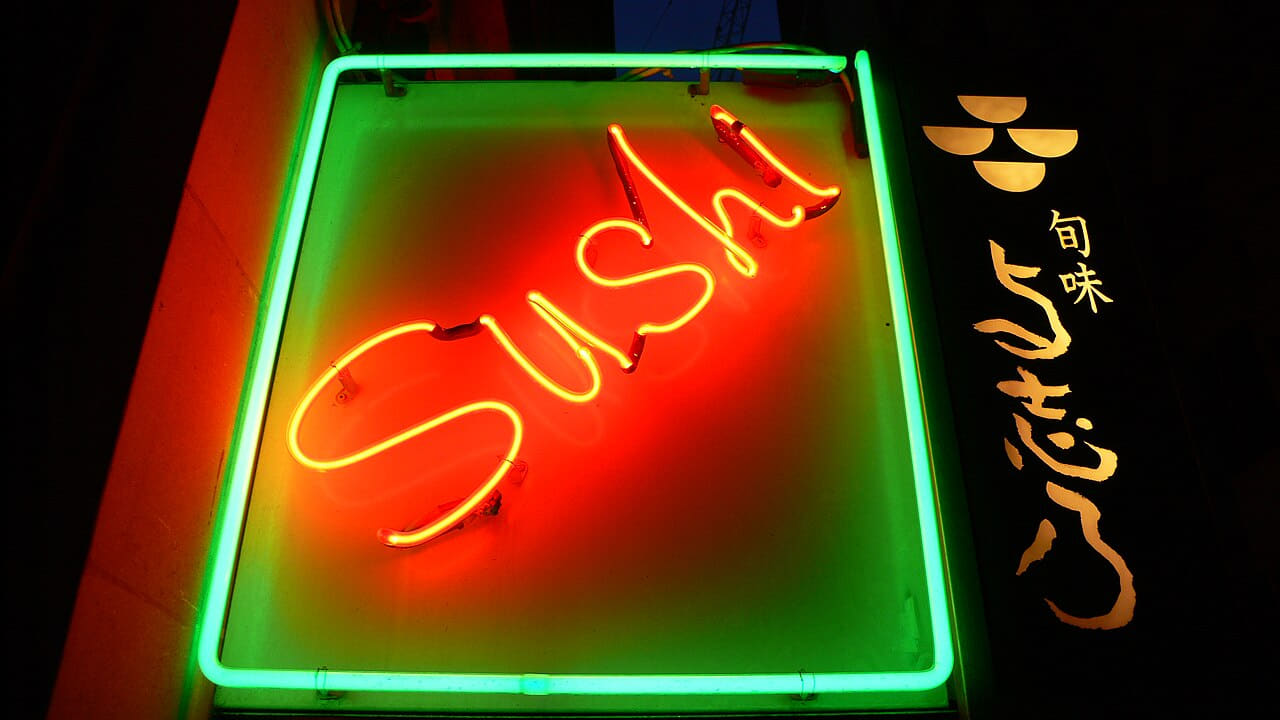 Fondo de pantalla Neon Sign Sushi en tonos near-black y crimson, Full HD, formato 16:9 para móvil