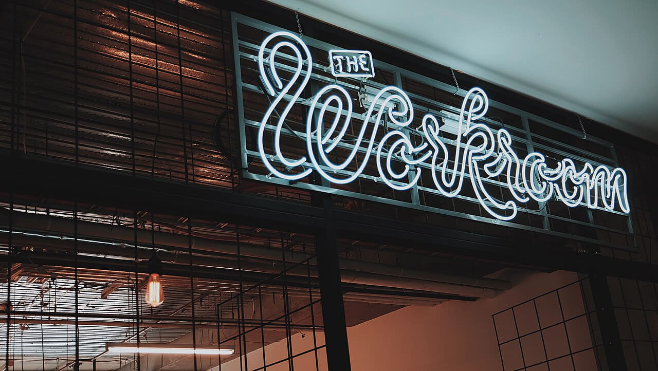 Fondo de pantalla Neon Typography en tonos near-black y charcoal, Full HD, formato 16:9 para móvil