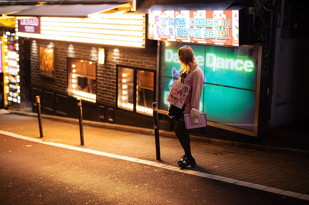 Fondo de pantalla Night street in Udagawachō, Tokyo en tonos casi negro y carbón, Full HD, formato 4:3 para PC