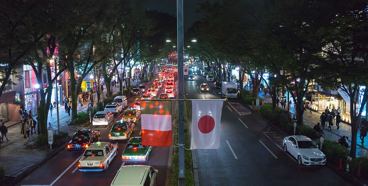 Fondo de pantalla Omotesando street night Tokyo 2016-10-17 2 en tonos casi negro y carbón, Full HD, formato 16:9 para PC