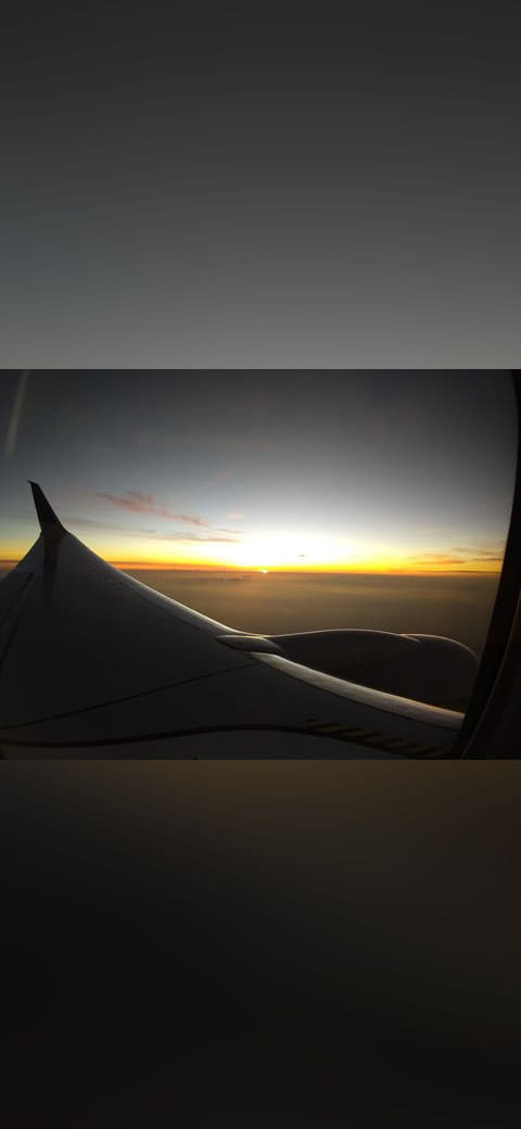 Fondo de pantalla Plane Window Horizon 01 en tonos near-black y charcoal, Full HD, formato 4:3 para móvil