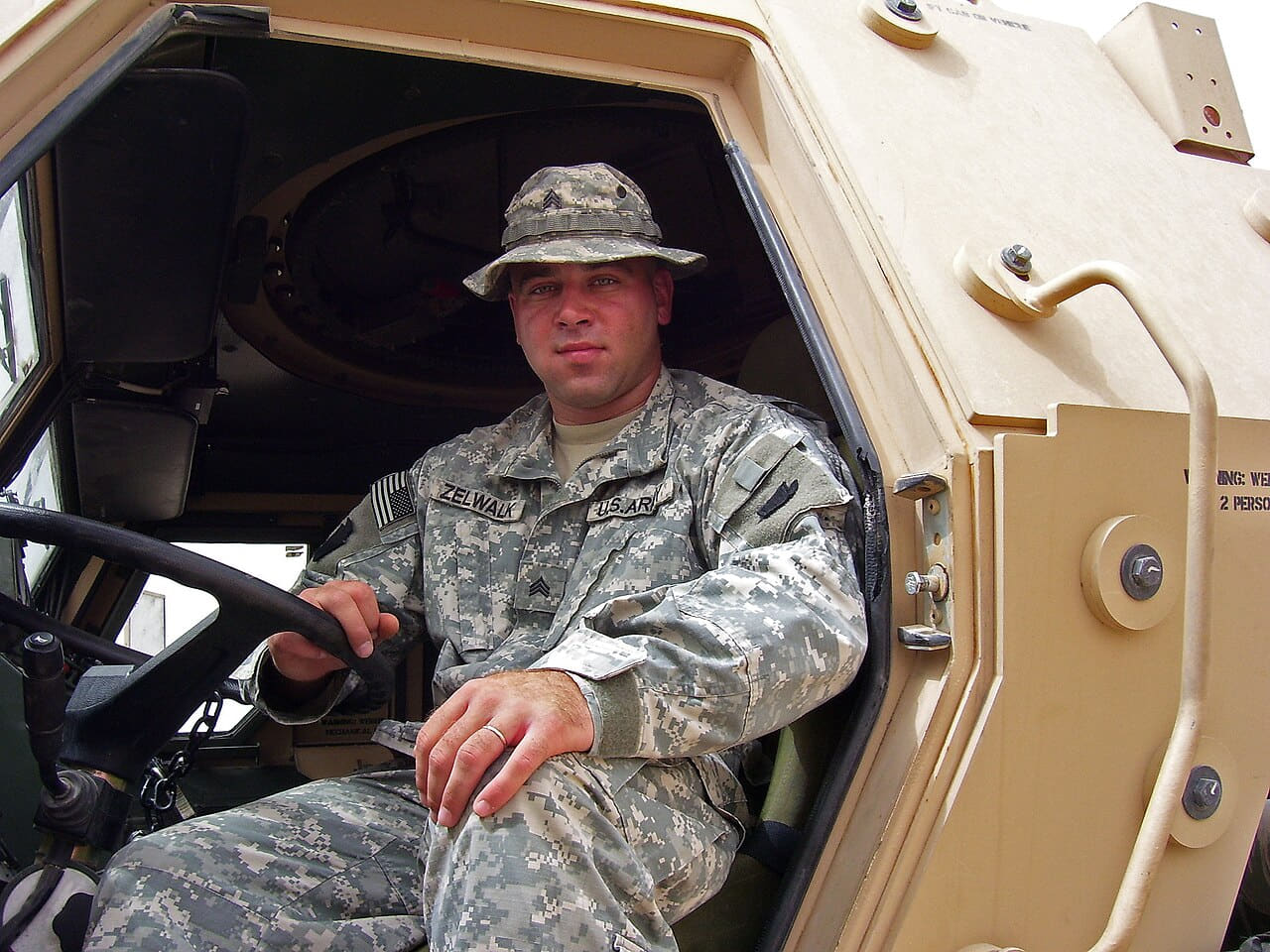 Post Carbon Soldier Serves in Iraq wallpaper in near-black and slate tones, Full HD, 4:3 format for phone