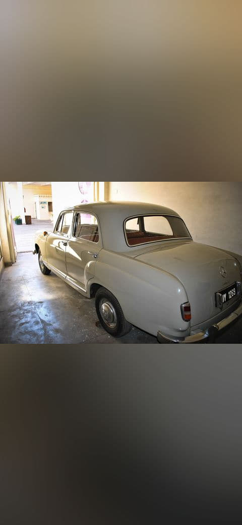Fondo de pantalla Rear View of a Mercedes Benz in Vintage & Classic… en tonos slate y olive, Full HD, formato 4:3 para PC