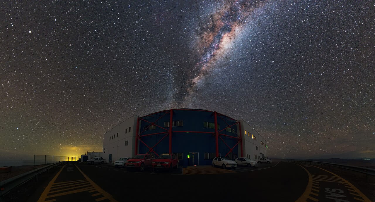 Fondo de pantalla Rise of the Milky Way en tonos charcoal y near-black, Full HD, formato 16:9 para móvil