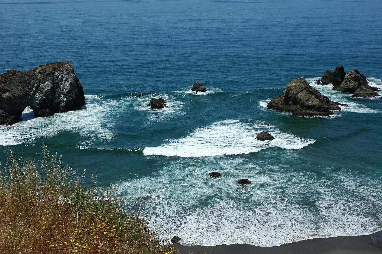 Rock arch, islets, double fan waves breaking in the… wallpaper in steel blue and steel blue tones, Full HD, 4:3 format for phone