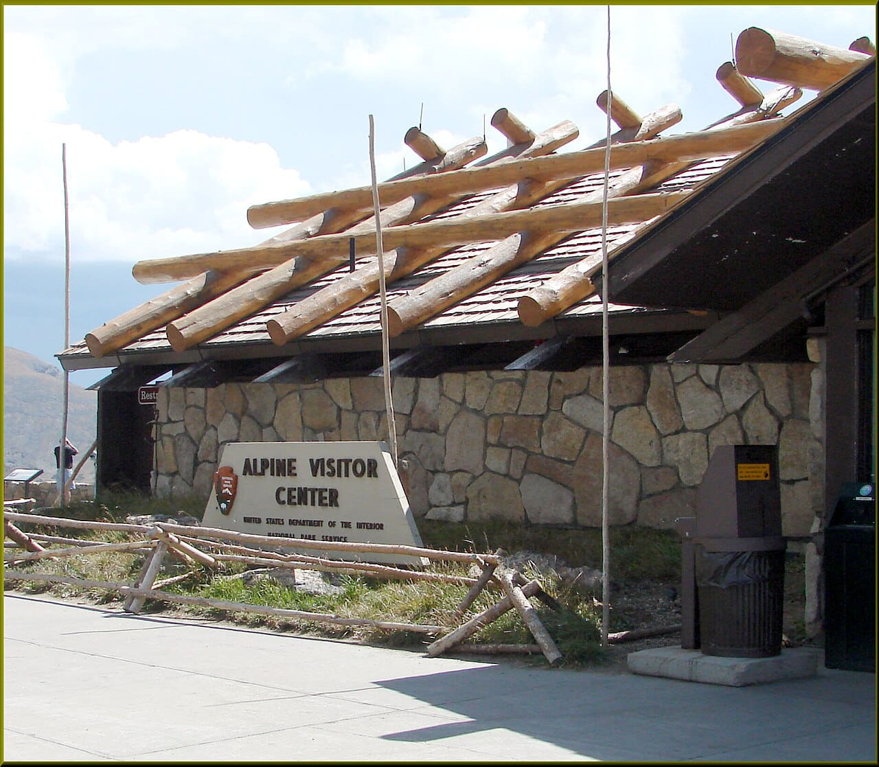 Fondo de pantalla Rocky Mount N.P., Alpine Visitor Center en tonos near-black y cream, Full HD, formato 1:1 para PC