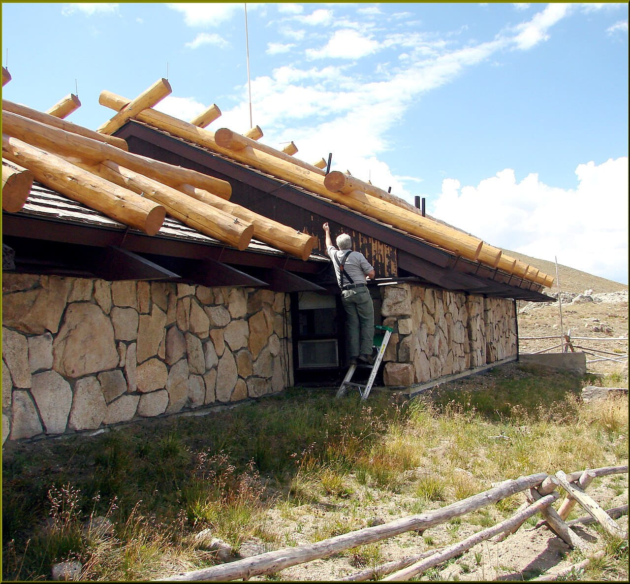 Fondo de pantalla Rocky Mount N.P., Alpine Visitor Center 3 en tonos pale sky y near-black, Full HD, formato 1:1 para PC