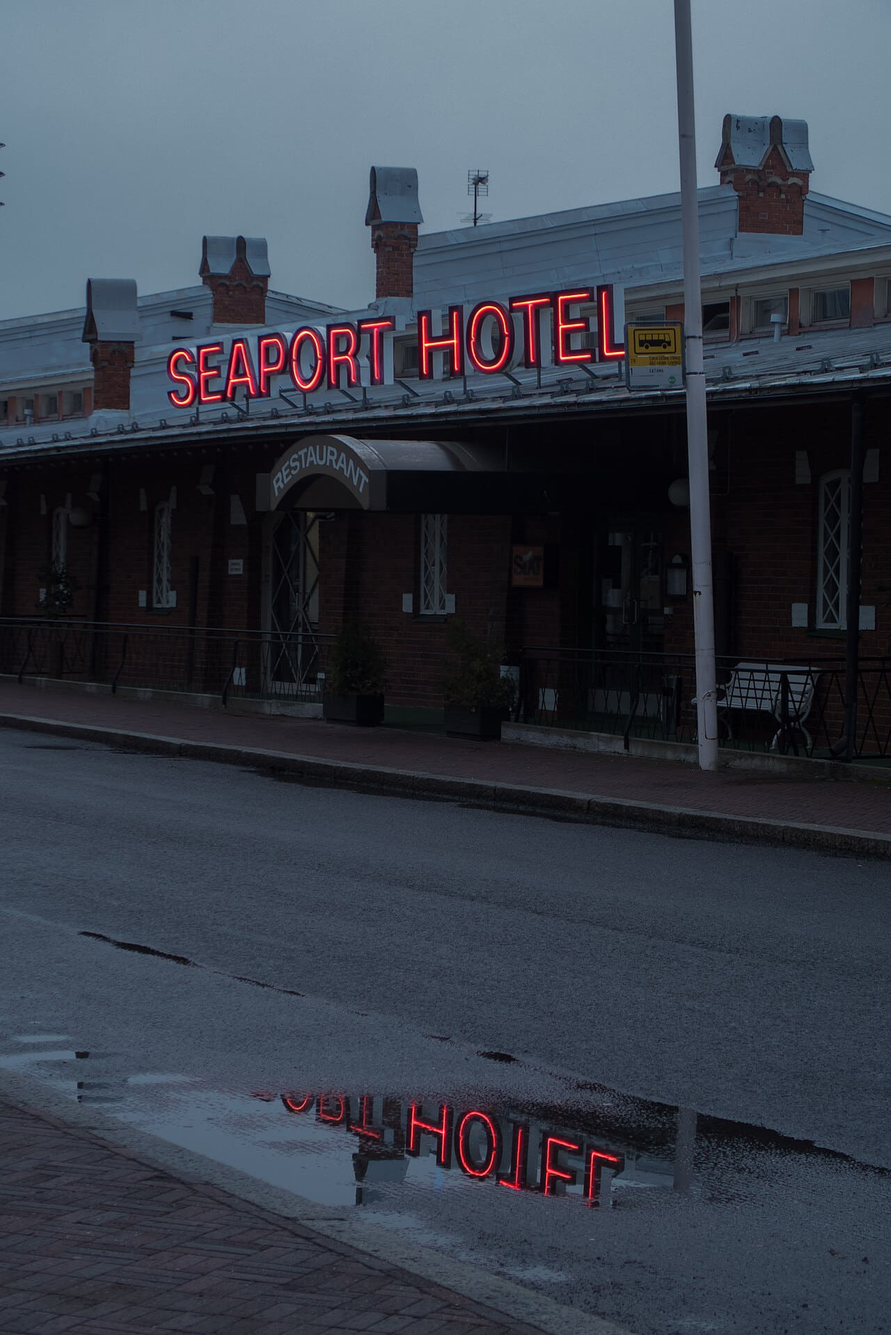 Fondo de pantalla Seaport Hotel neon sign reflection en tonos charcoal y charcoal, Full HD, formato 3:4 para móvil