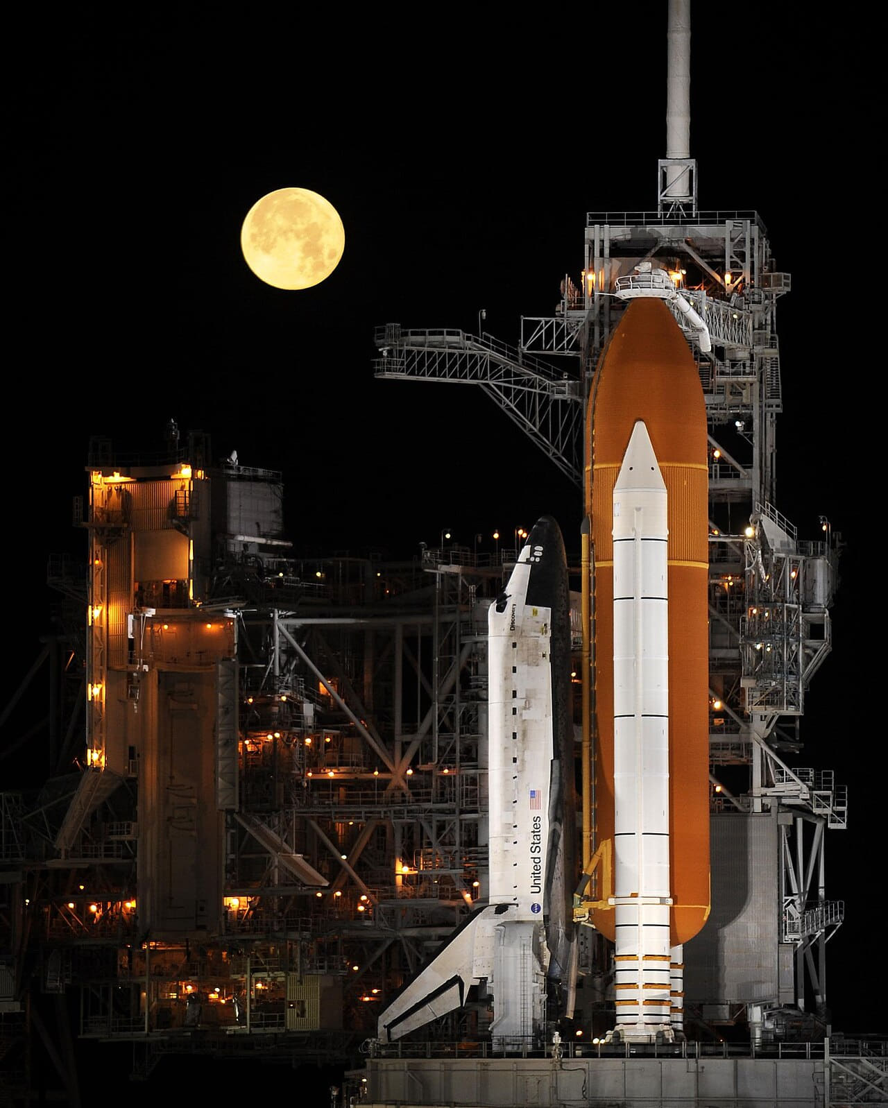 Fondo de pantalla Space Shuttle Discovery under a full moon en tonos near-black y near-black, Full HD, formato 4:5 para móvil