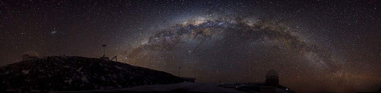 Fondo de pantalla Sparkling Ribbon of Stars — The Southern Milky Way… en tonos near-black y charcoal, Full HD, formato 21:9 para móvil