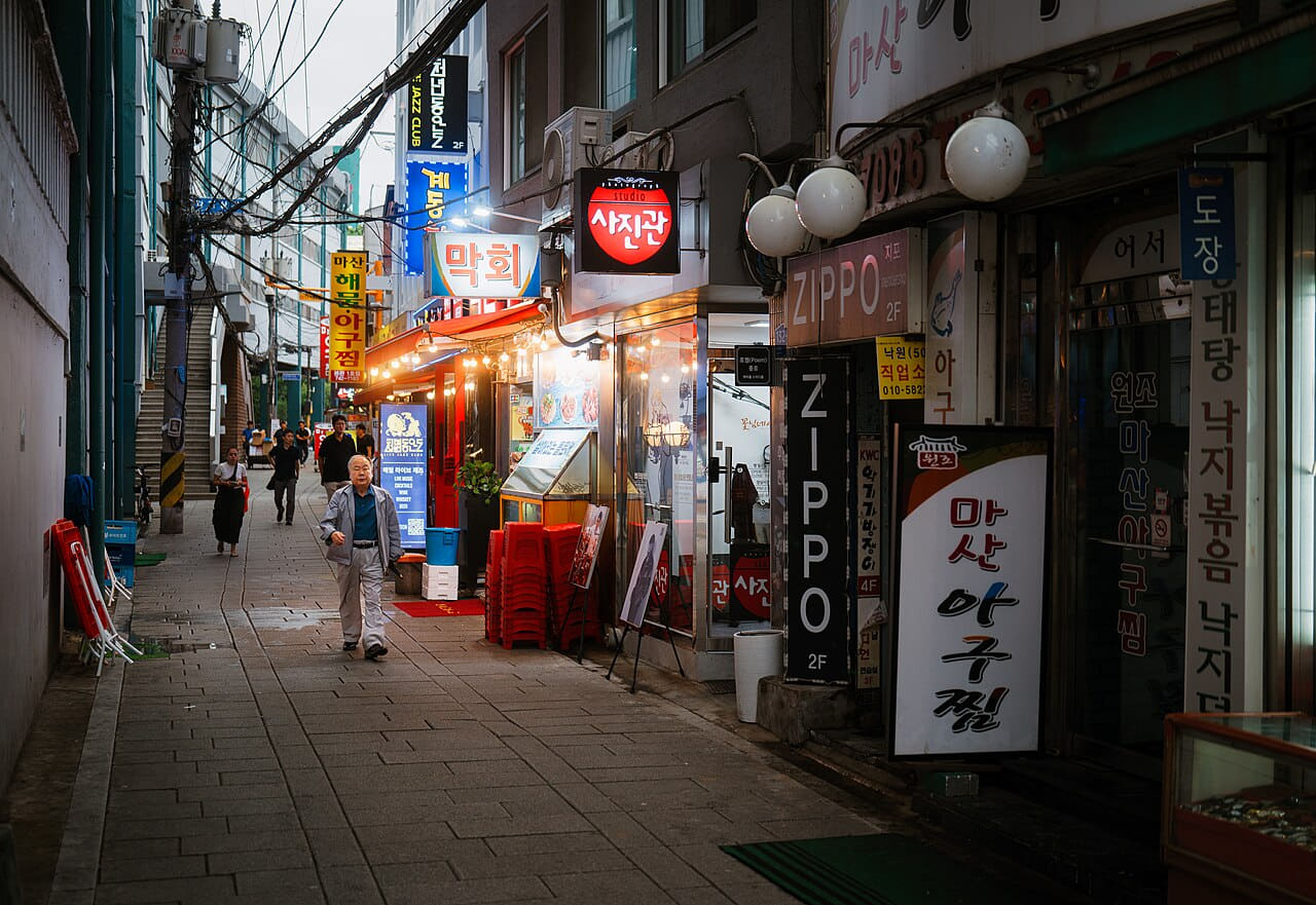 Fondo de pantalla Streets of Seoul en tonos near-black y charcoal, Full HD, formato 4:3 para móvil