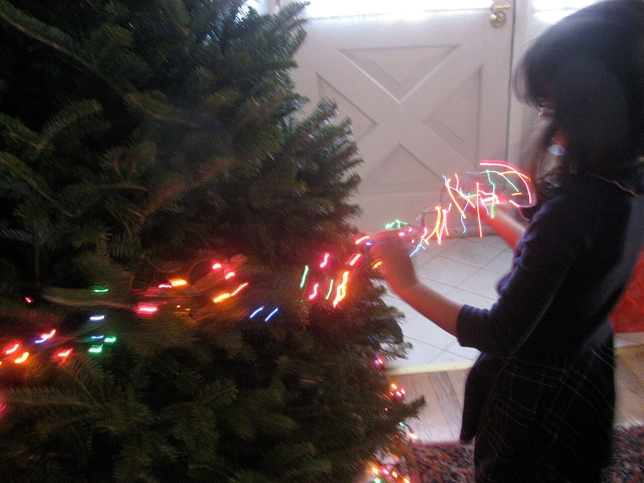 Stringing lights on Christmas tree wallpaper in near-black and near-black tones, Full HD, 4:3 format for phone