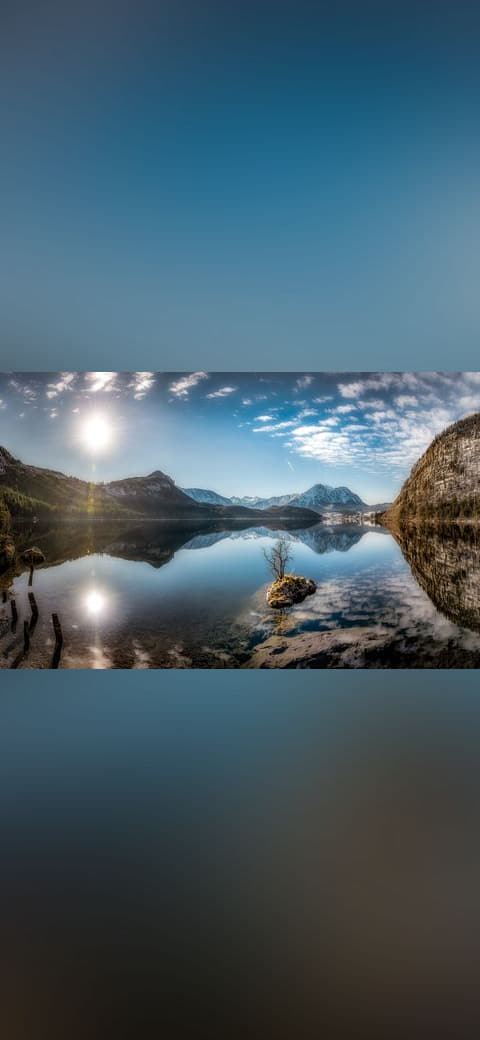 Fondo de pantalla Styrian Lake with Island in the Sun en tonos casi negro y carbón, Full HD, formato 16:9 para PC