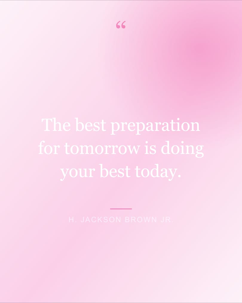 Fondo de pantalla con la frase "The best preparation for tomorrow is doing your…" sobre fondo lavender y cream, HD, formato 4:5