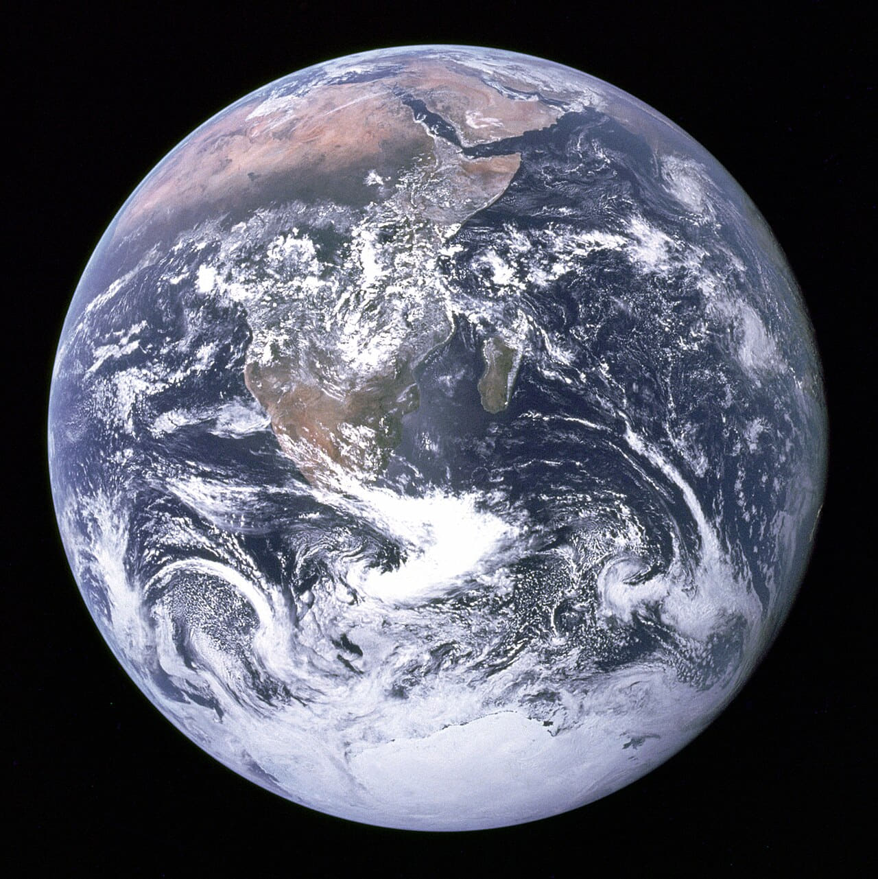 Fondo de pantalla The Earth seen from Apollo 17 en tonos near-black y steel blue, Full HD, formato 1:1 para móvil