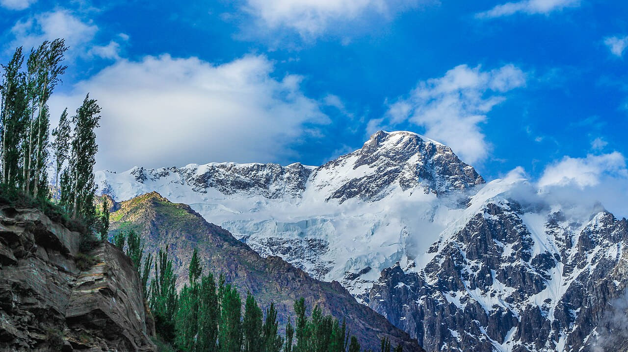 Fondo de pantalla Ultar peak Karimabad Hunza en tonos teal y sky blue, Full HD, formato 16:9 para PC