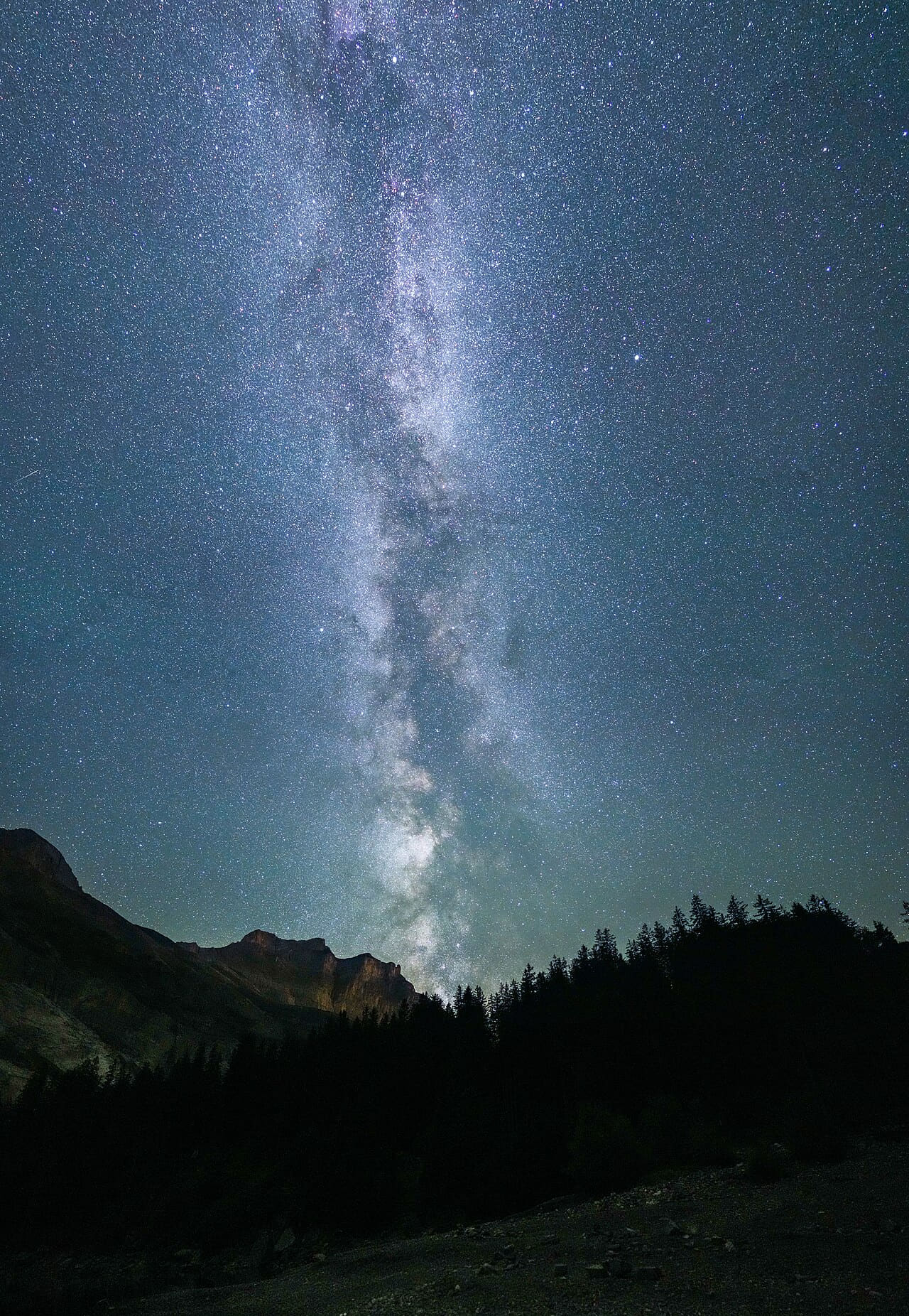 Fondo de pantalla Vertical panorama of the Milky Way during Perseids… en tonos steel blue y near-black, Full HD, formato 3:4 para móvil